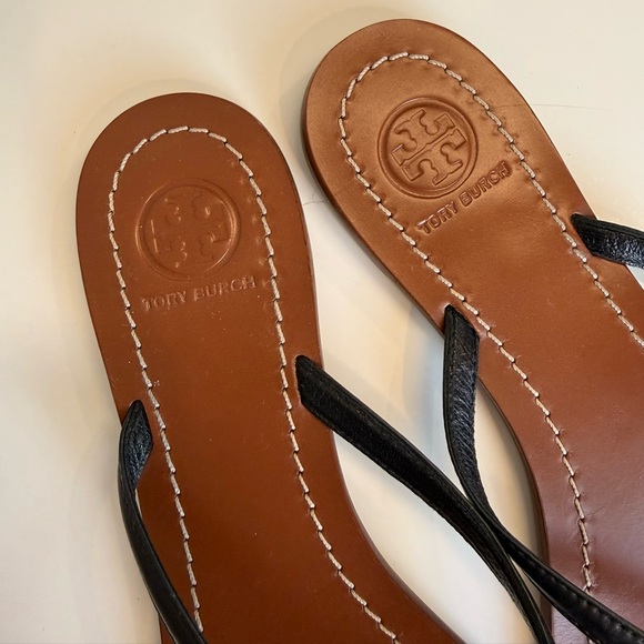 Tory Burch Terra Thong Sandals Black /Gold Logo SZ 7 Made in Brazil Footbed Wear - Picture 4 of 6